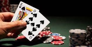 Meja Capsa Banting di platform angkasa 17 menampilkan kartu pemain, kartu dealer, dan chip taruhan
